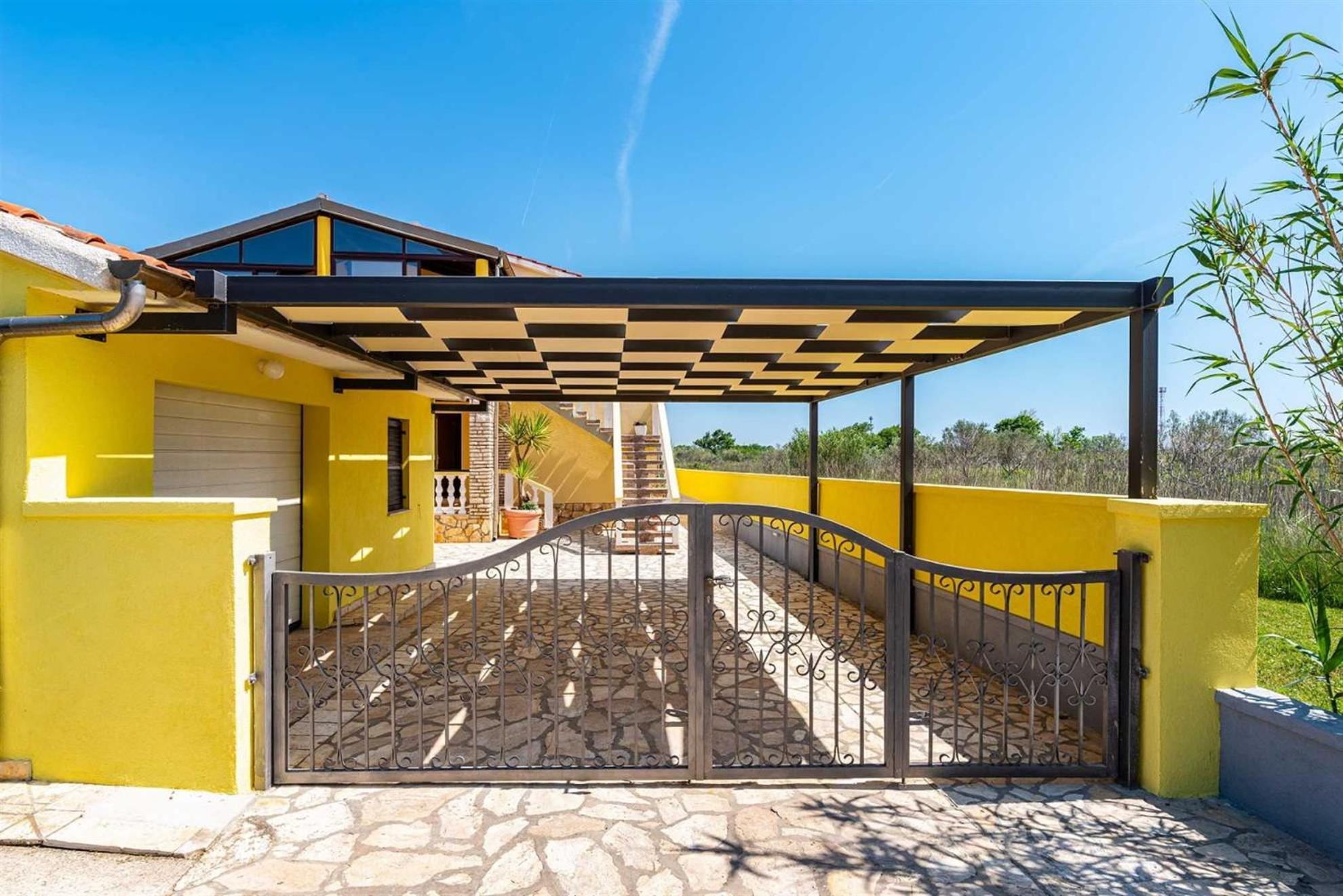 Apartment House Simoni With Pool, Zadar County Привлака Екстериор снимка