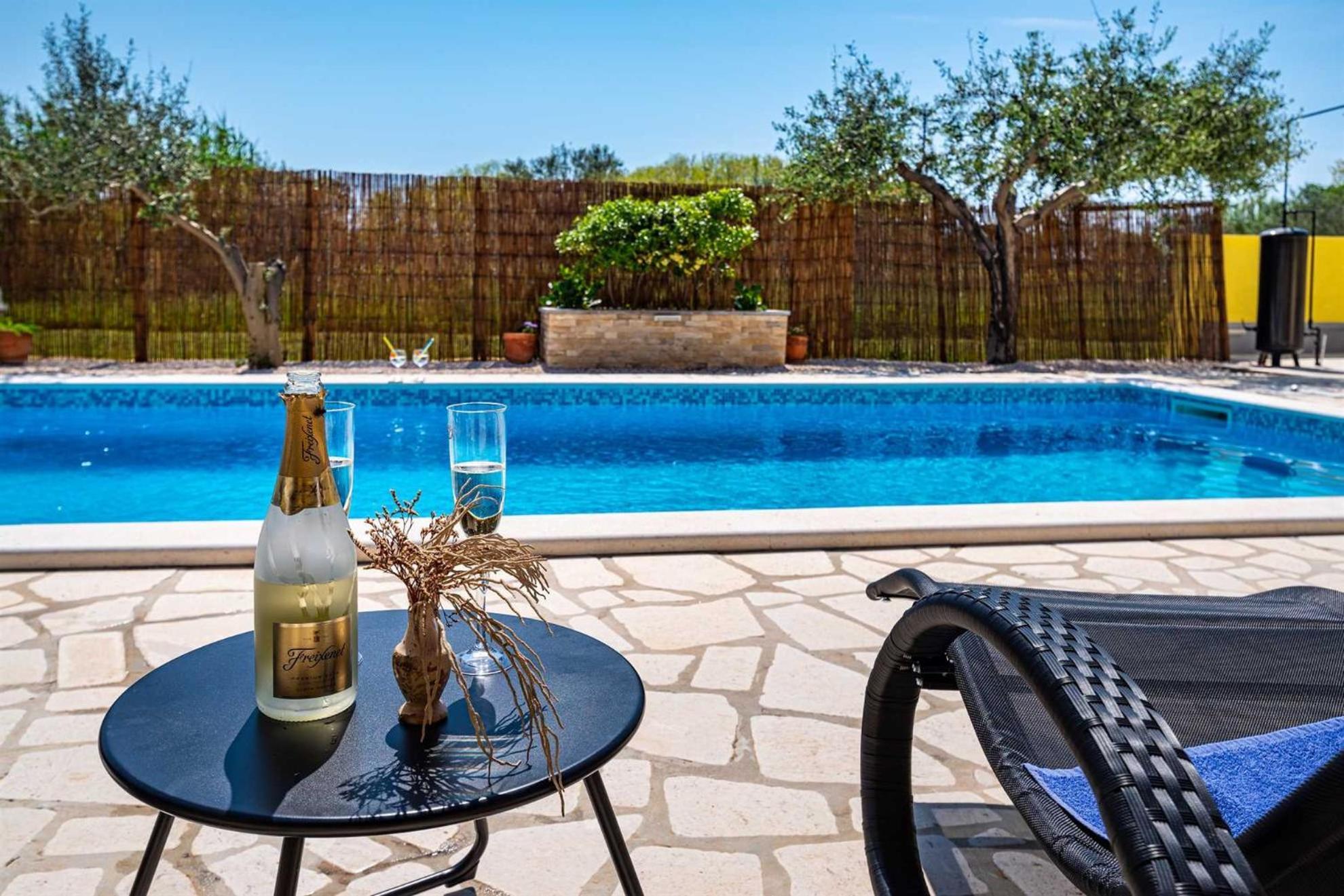 Apartment House Simoni With Pool, Zadar County Привлака Екстериор снимка